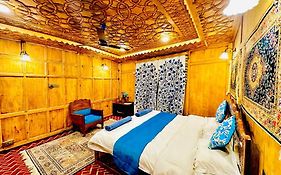 New Zealand Group Of Houseboats